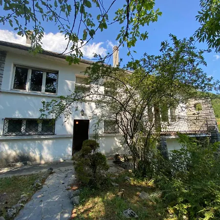 Maison Dans Un Village Pyreneen