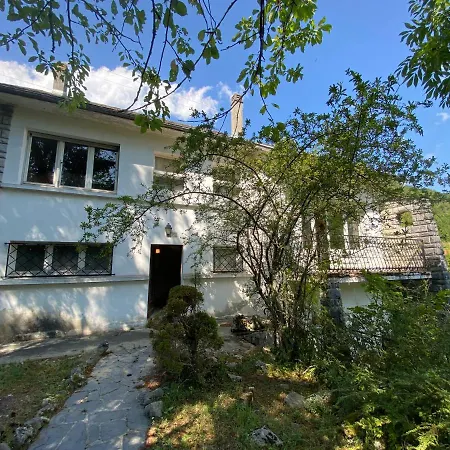 Maison Dans Un Village Pyreneen